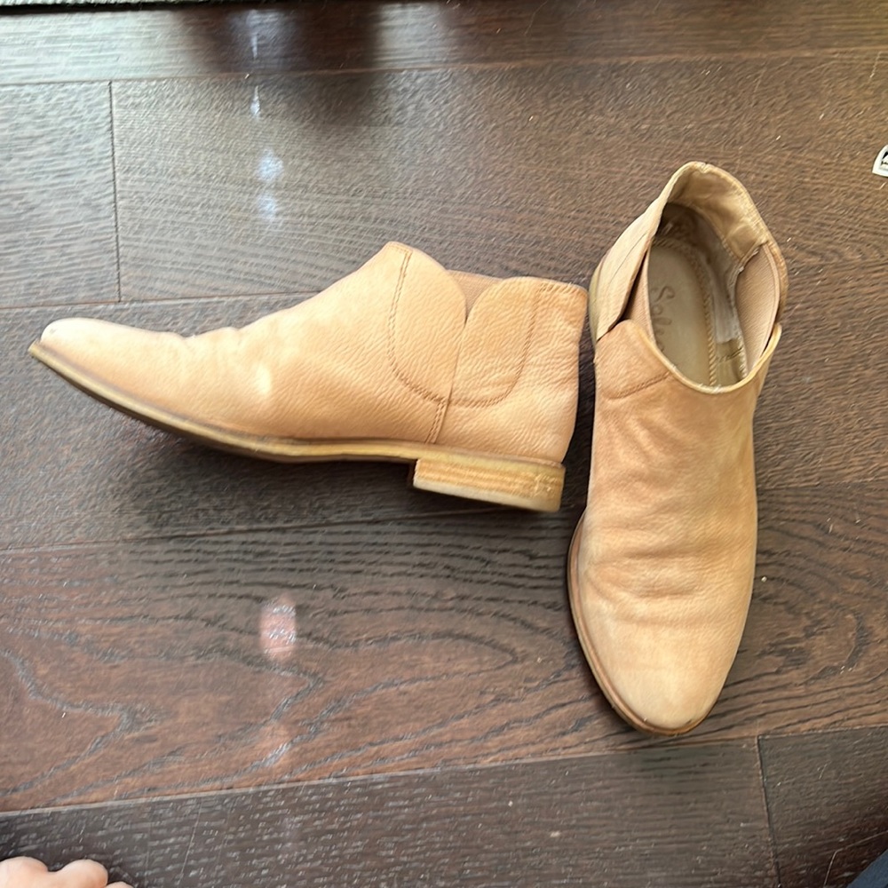 Leather camel splendid ankle boot.